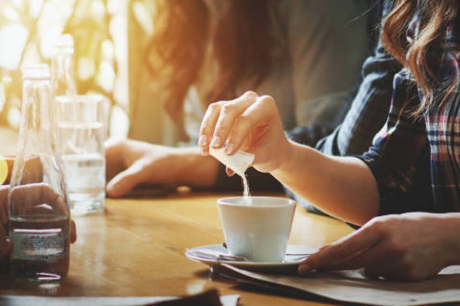 Hay muchos edulcorantes no calóricos. Los más usados en Colombia son tres: sucralosa (el aditivo de, por ejemplo, Splenda), Aspartamo (presente en edulcorantes como Sabro) y los derivados de la estevia, una planta. /Getty