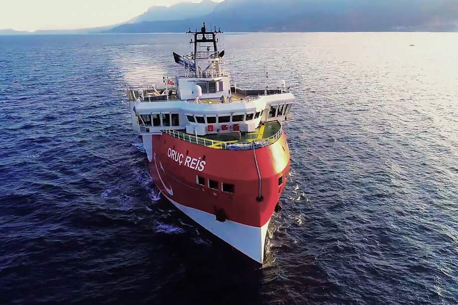 La tensa situación, desde hace semanas, entre Grecia y Turquía se agravó el lunes después de que Ankara desplegara un barco de investigación sísmica, escoltado por buques militares, en el sureste de del mar Egeo.