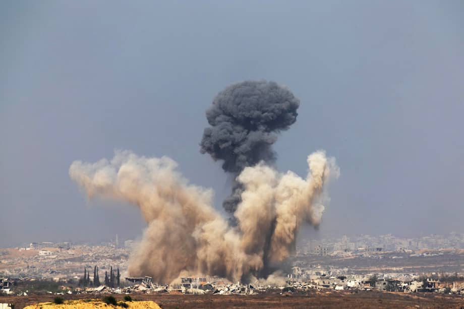 Se eleva humo tras un ataque aéreo israelí en el norte de la Franja de Gaza, cerca de Beit Hanoun.