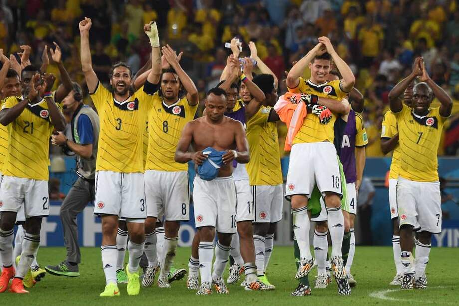 Los jugadores de la selección de Colombia celebran el histórico paso a los cuartos de final en el Mundial de Brasil 2014, tras vencer 2-0 a Uruguay. /AFP