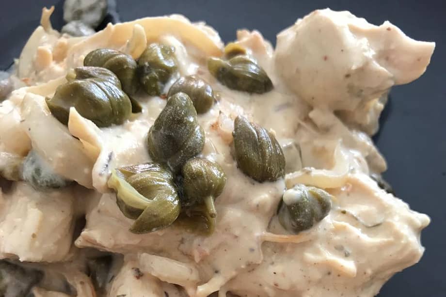 Para este pollo al limón usa mostaza, queso crema y aceite de oliva entre otros ingredientes.