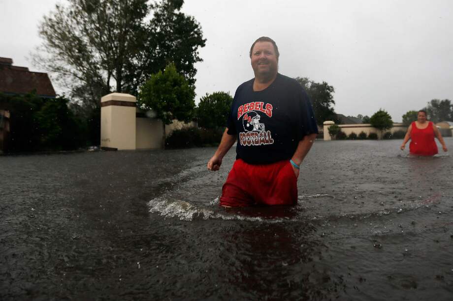 Un hombre camina por la zona de Lake Pontratrain, EE.UU. afectada por la dureza climática de Isaac./ AFP