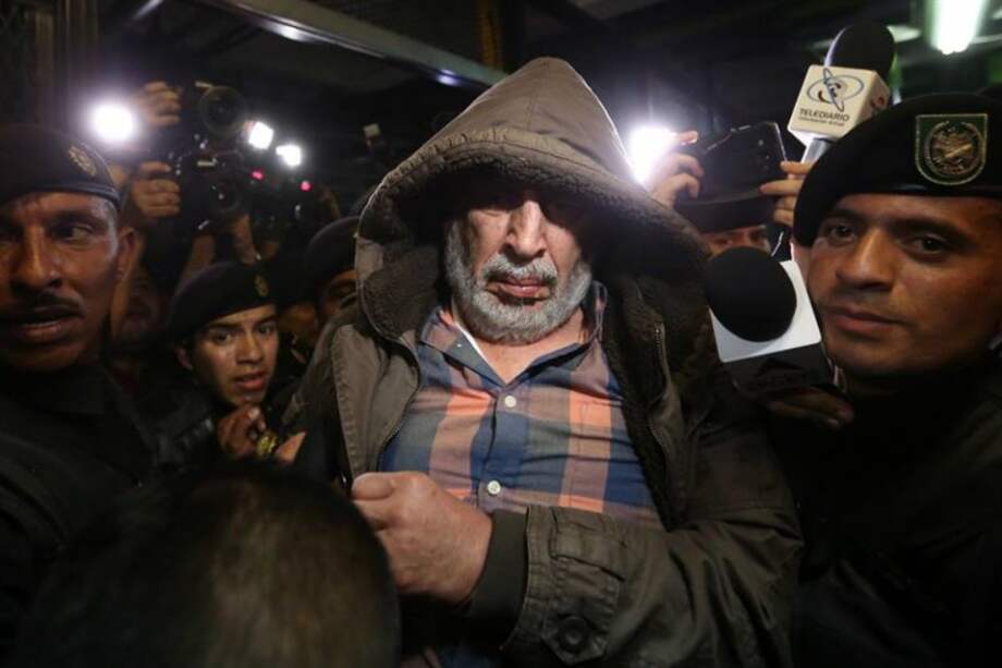 El expresidente de la Federación de Fútbol de Guatemala, Brayan Jiménez, llega ebrio a la Torre de Tribunales en Ciudad de Guatemala. / EFE