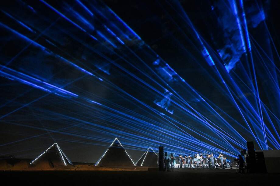 Los modelos desfilaron con la imponente imagen de fondo de la necrópolis de Guiza, cuyas pirámides estaban iluminadas para esta ocasión. /
Ahmed Hasan / AFP