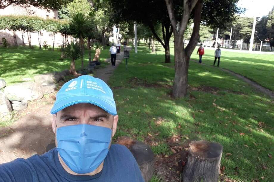 Foto tomada hoy a las 7:30 de la mañana en el parque del barrio Santa Helena, norte de Bogotá. Las personas respetaron las precauciones de distancia para evitar el contagio del nuevo coronavirus. / Nelson Padilla