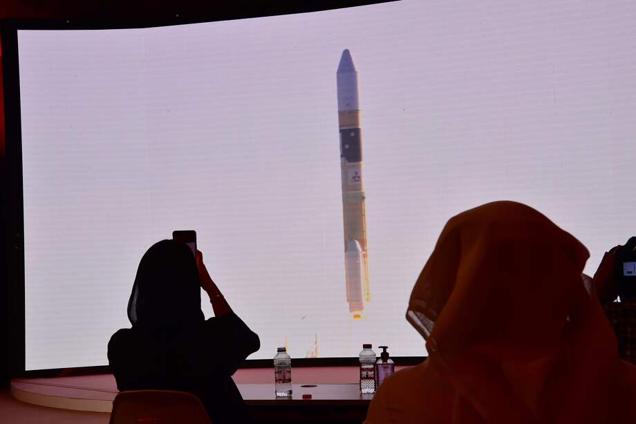Una pantalla transmite el lanzamiento de la sonda "Hope" a Marte en el Centro Espacial Mohammed Bin Rashid, en Dubai.
