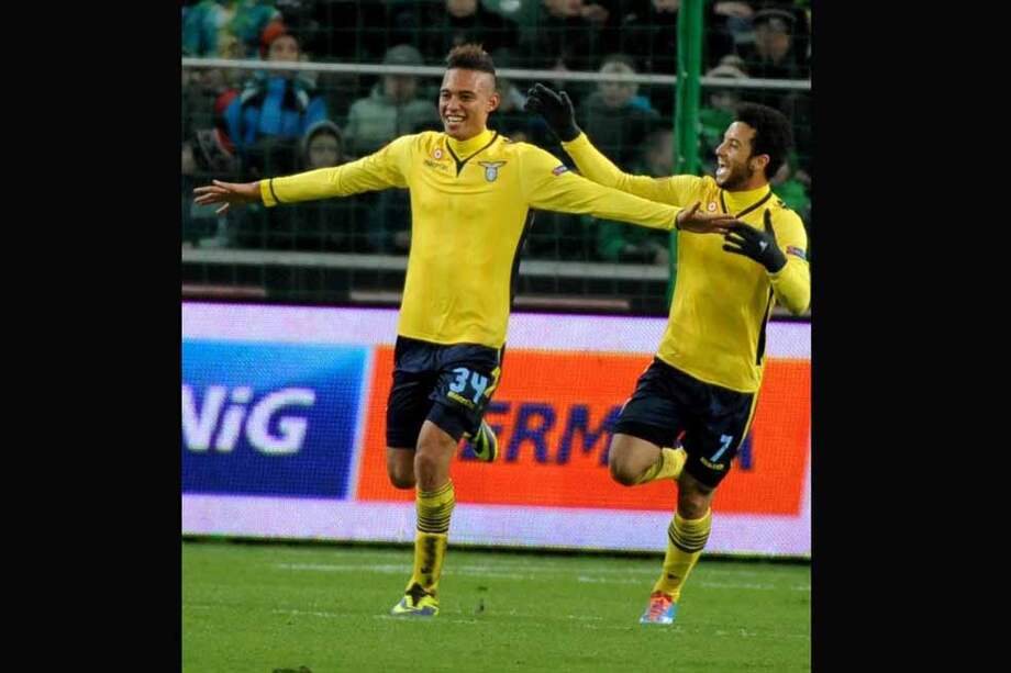 Brayan Perea (izq.), marcó su primer gol en la Europa League. / EFE