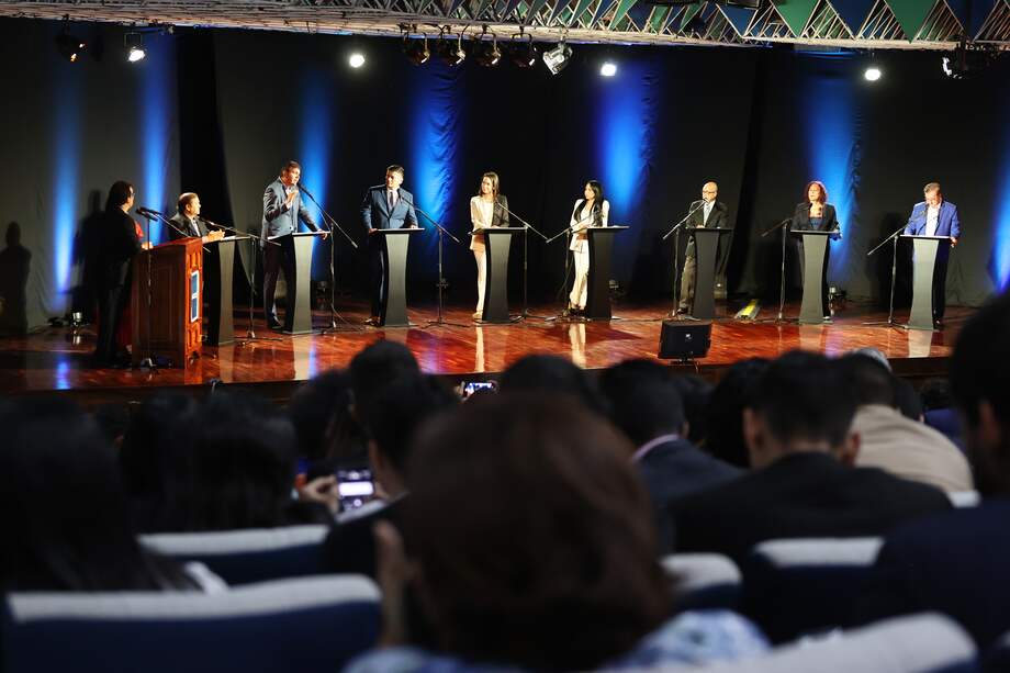 Desde la izquierda, los precandidatos opositores venezolanos Andrés Velázquez, Carlos prosperi, Fredy Superlano, María Corina Machado, Delza Solorzano, Andrés Caleca, Tamara Adrián y César Perez Viva participan en el primer debate de precandidatos en Caracas, Venezuela.