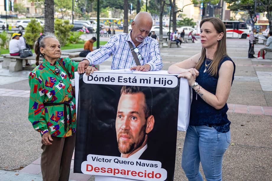Carmen Navas (i), la madre de Víctor Hugo Quero Navas, quien fue detenido hace más de un año en Venezuela.