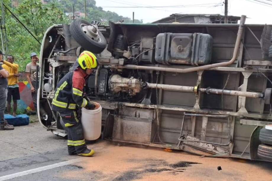 El bus en el que se transportaban los menores de edad se volcó tras impactar con el camión.