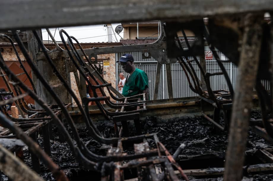 Un hombre mira un autobús incinerado durante una operación de autoridades brasileñas contra bandas narcotraficantes en Río de Janeiro (Brasil).