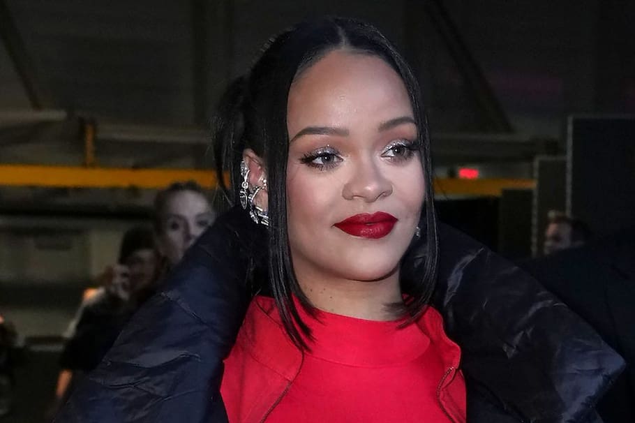 La cantante Rihanna tuvo una infancia difícil que forjó su carácter. Hoy goza de fama y fortuna.