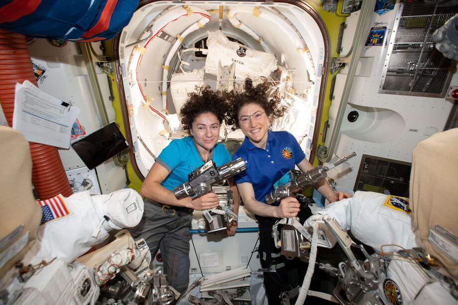 Fotografía del 15 de octubre cedida por la Administración Nacional de la Aeronáutica y del Espacio (NASA) de Estados Unidos donde aparecen las astronautas Jessica Meir (i) y Christina Koch (d) mientras posan dentro de la cámara Quest, también conocida como módulo esclusa, durante la preparación de los trajes espaciales y las herramientas que usarán juntos en su primera caminata espacial. / EFE - NASA