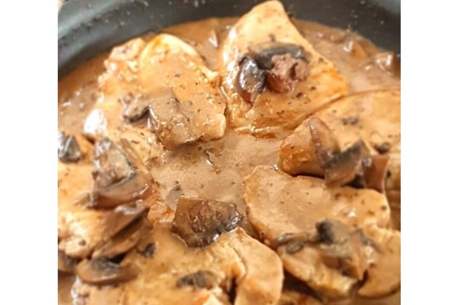 Escalopes de cerdo con hongos y jerez.