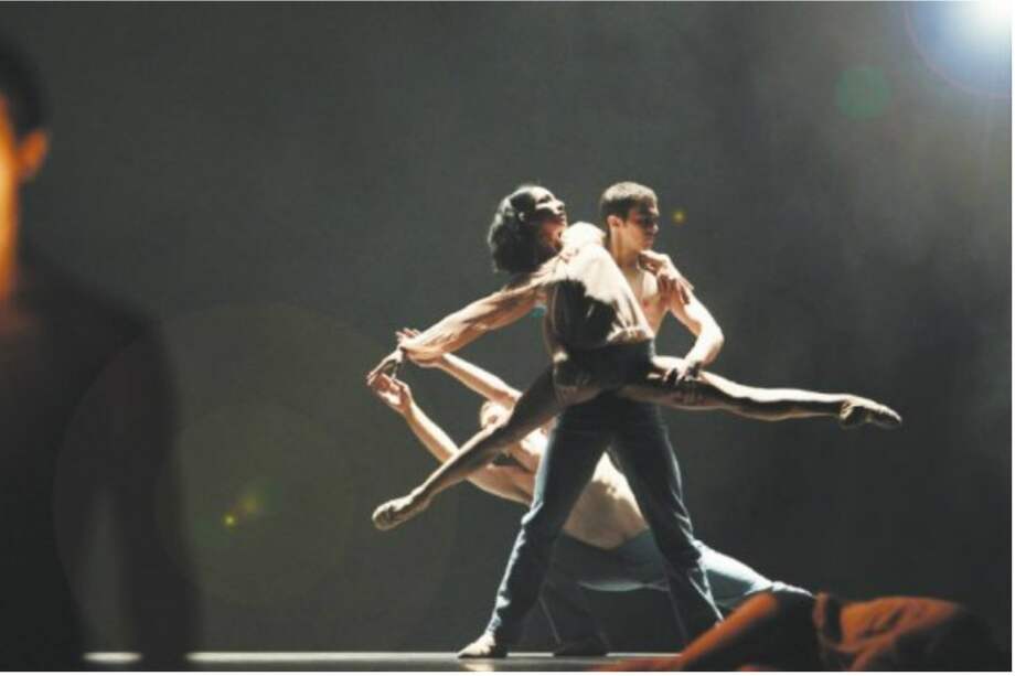 Imagen del Ballet de Leipzig, cuya característica es tener bailarines en escena sincronizados que prestan sus cuerpos para la interpretación de la música. / Cortesía