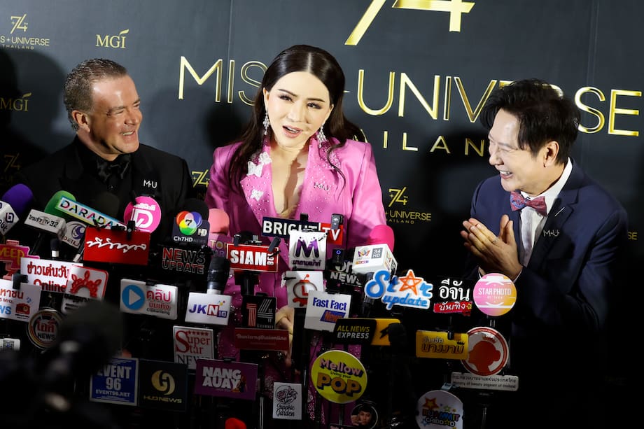 BANGKOK (Thailand), 13/03/2025.- The CEO of Miss Universe Organization, Anne Jakrajutatip (C), next to the President of Miss Universe Organization, Raul Rocha Cantu (L), and the CEO of Miss Grand International Public Company Limited and President of Miss Universe Thailand 2025, Nawat Itsaragrisil (R), talk to media during a press conference to announce Thailand's hosting of the Miss Universe 2025 competition, in Bangkok, Thailand, 13 March 2025. Thailand is set to host the final competition of the beauty pageant Miss Universe 2025 on 21 November. (Tailandia) EFE/EPA/NARONG SANGNAK