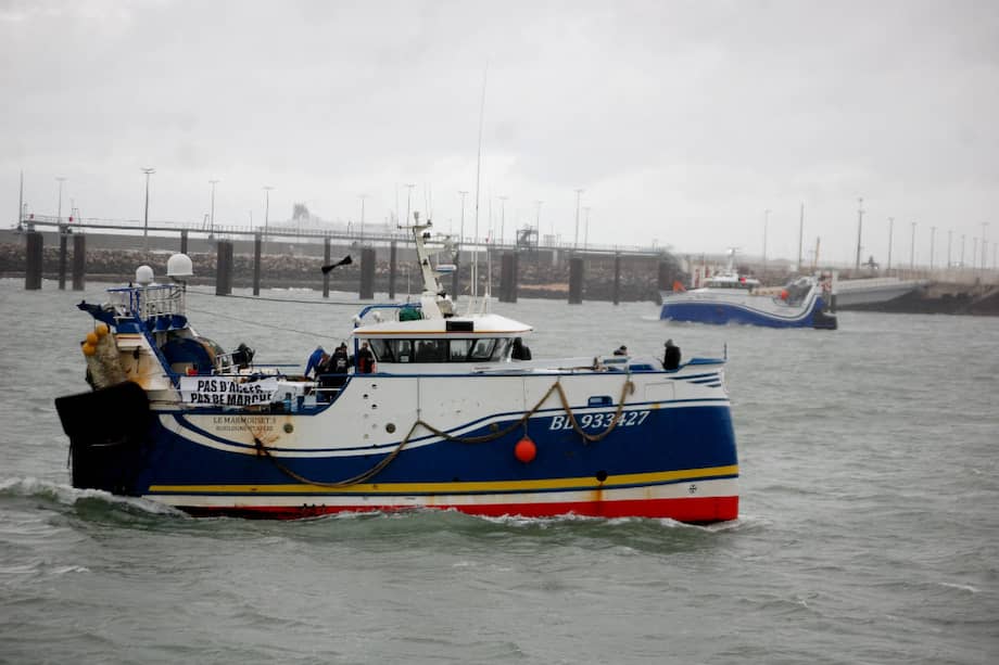 Las condiciones de acceso de pesqueros franceses a las aguas británicas, donde faenaban antes del Brexit, es otro de los diferendos entre Francia y Reino Unido. Para hacer presión, los pescadores franceses bloquearon el acceso de barcos ingleses a varios puertos.