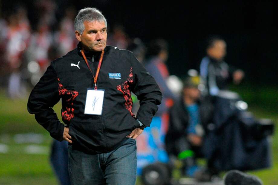 Arturo Reyes dejó al Patriotas y el equipo celebró llegada de un "técnico de verdad"