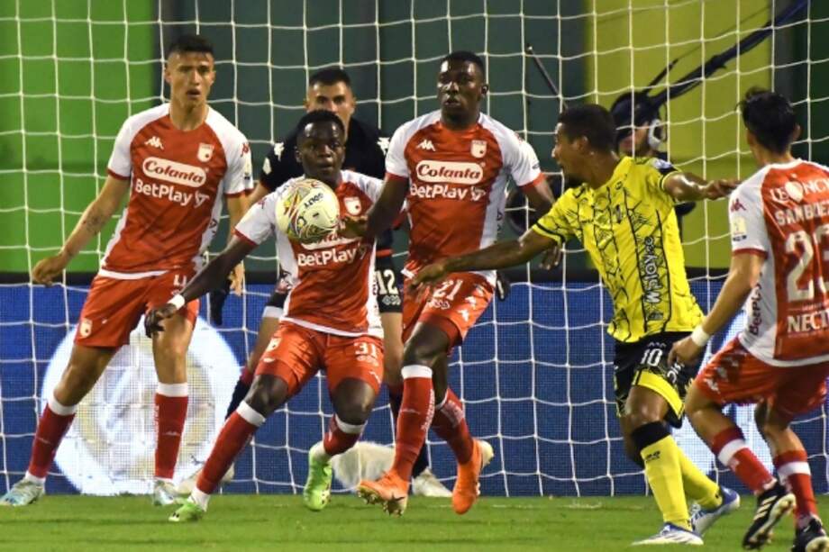 Harrison Mojica a punto de disparar frente a Independiente Santa Fe en Barrancabermeja.