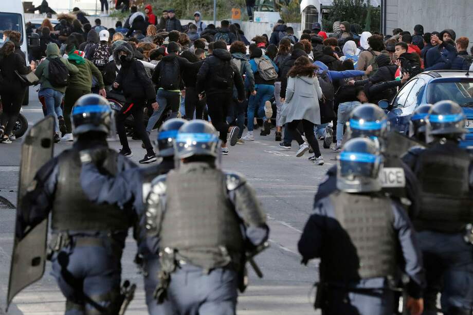 La crisis de los chalecos amarillos paralizó el fútbol en Francia. / AFP