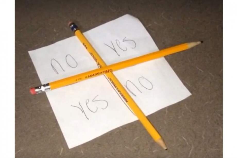 En alerta padres de familia y colegios en Colombia por juego ‘Charlie, Charlie’