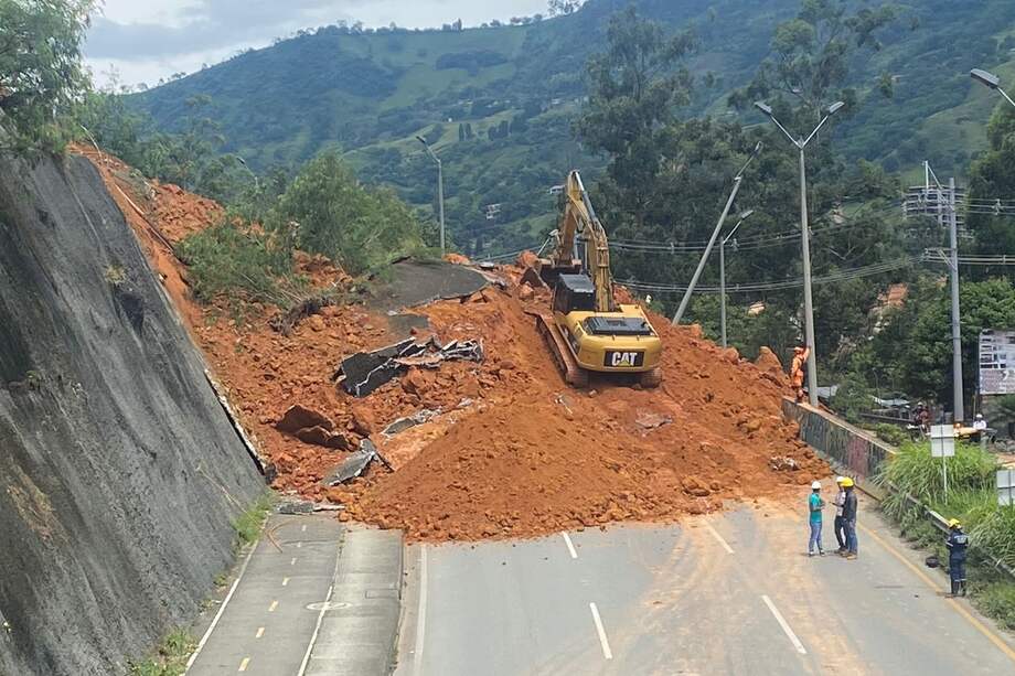 Desde la gobernación de Antioquia adelantan la remoción controlada del material para la reapertura de la vía en Copacabana.
