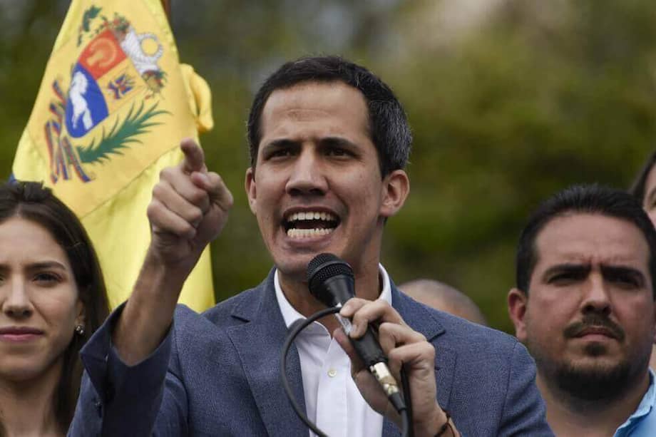 Juan Guaidó, reconocido como presidente interino de Venezuela, anuncia su regreso a ese país luego de una gira internacional. / Bloomberg News.