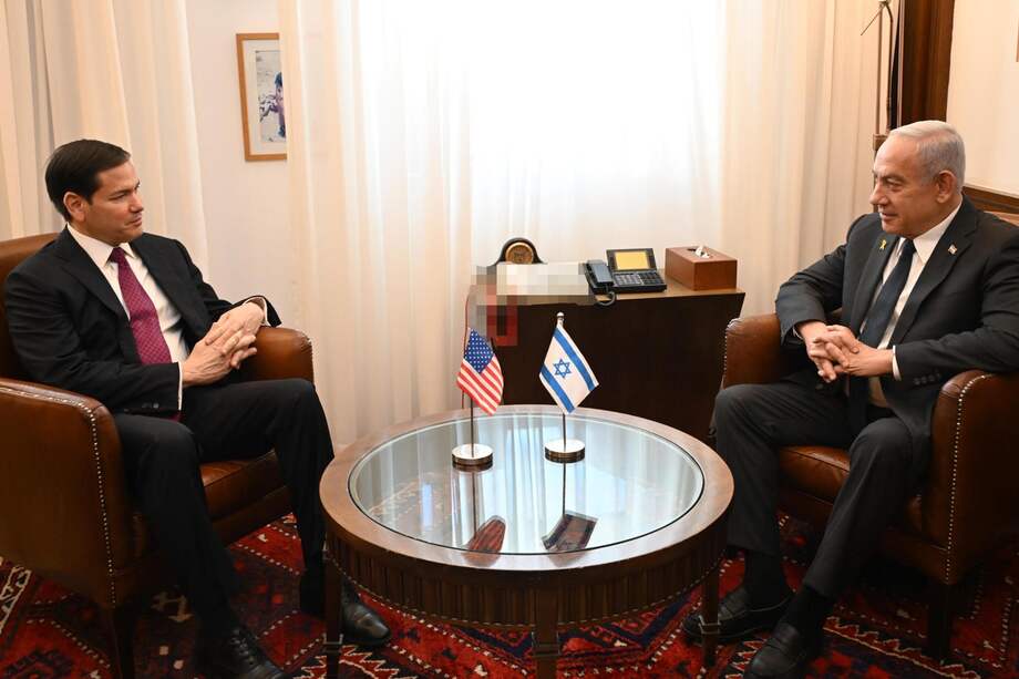 El primer ministro israelí, Benjamin Netanyahu (d), mantiene una reunión con el secretario de Estado de EE. UU., Marco Rubio.