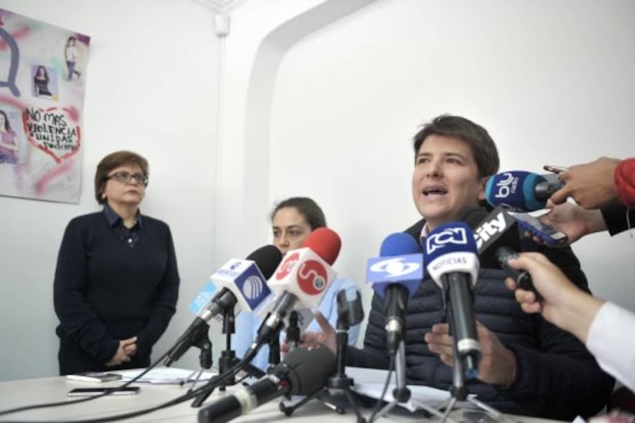 El secretario de Gobierno, Miguel Uribe, junto a la secretaria de la Mujer, Cristina Vélez y la secretaria general de Bogotá, Dalila Hernández. / Óscar Pérez