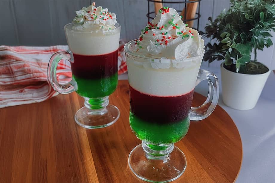 Sirve esta gelatina con crema de leche para disfrutar.