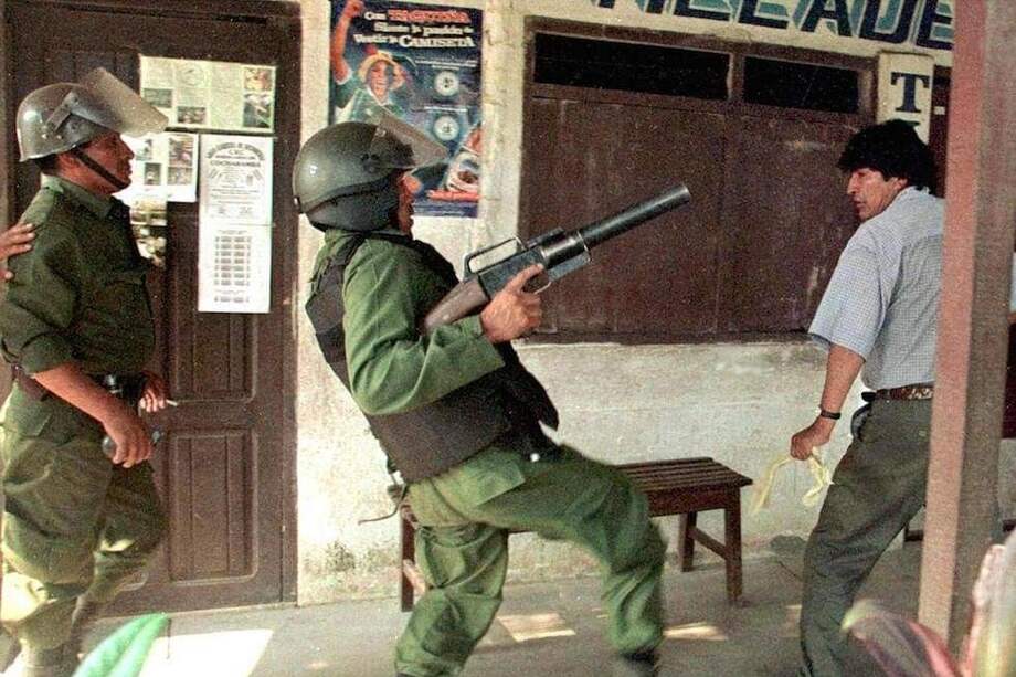 Cuando Evo Morales era dirigente cocalero (en la década del 90 y a inicios del nuevo milenio) él era uno de los objetivos de los agentes policiales y la Unidad Móvil de Patrullaje Rural.