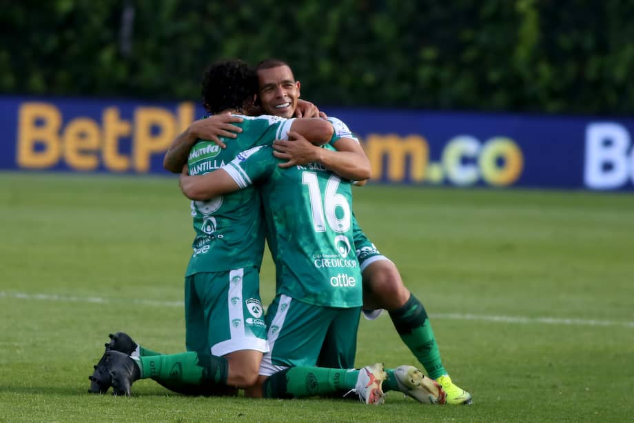 Kevin Salazar celebra con sus compañeros el gol anotado a Millonarios F