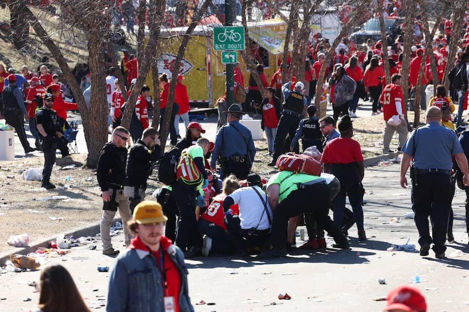 Las fuerzas del orden y el personal médico responden a un tiroteo en Union Station durante el desfile de la victoria del Super Bowl LVIII de los Kansas City Chiefs el 14 de febrero de 2024 en Kansas City, Missouri.