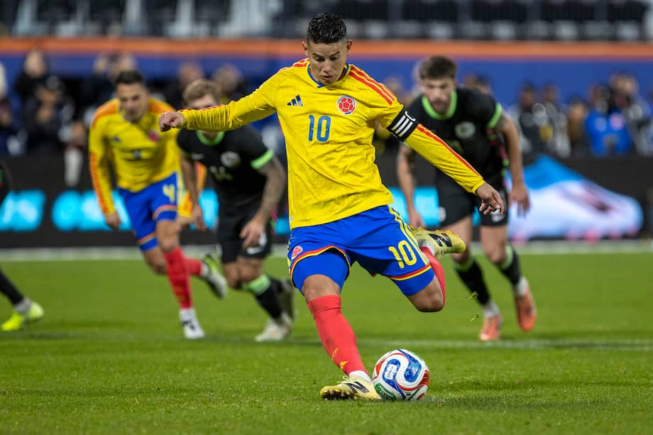 James Rodríguez patea un penalti en un partido amistoso entre Colombia y Australia en el estadio Citi Field de Nueva York, Estados Unidos.
