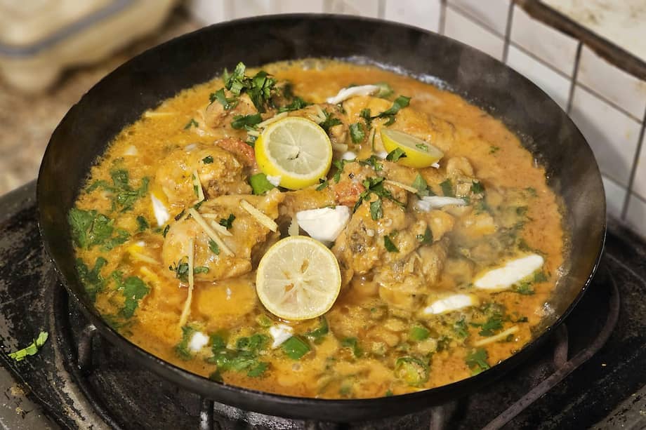 Disfruta de este pollo al limón con una copa de vino blanco.