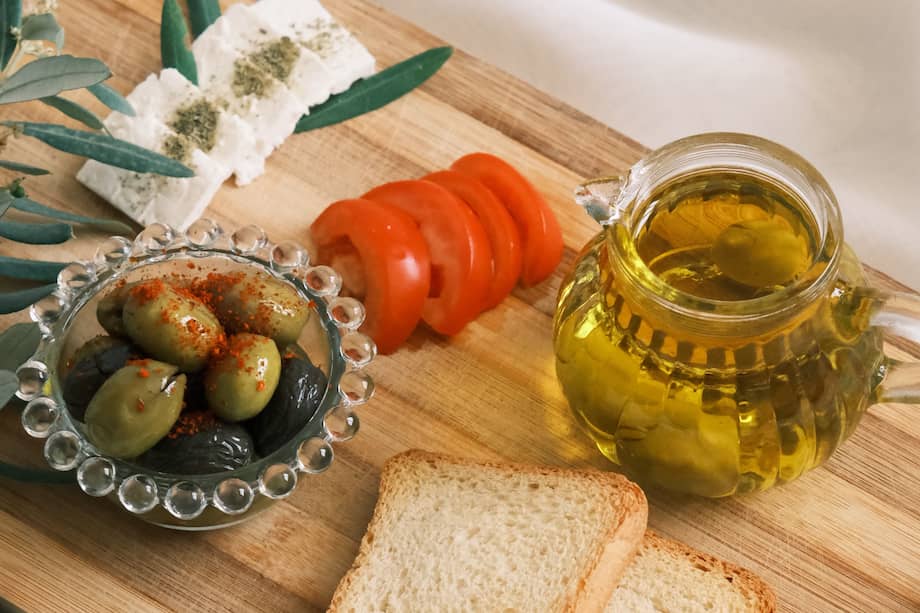 El aceite de oliva es uno de los preferidos de origen vegetal para condimentar alimentos crudos.