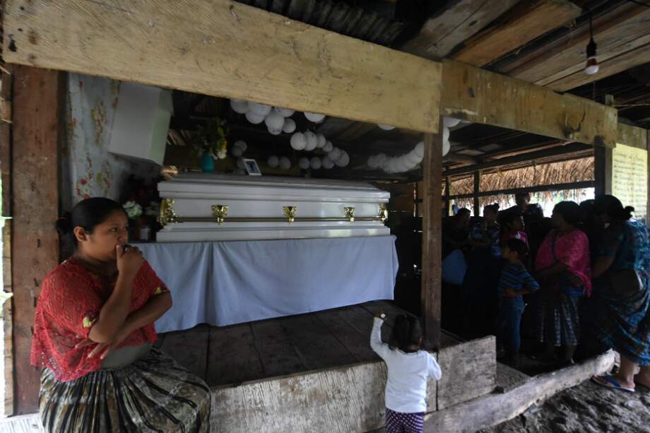 El cuerpo de Jakelin fue repatriado el domingo a Ciudad de Guatemala y, después de un largo trayecto, llegó en la madrugada de este lunes a la aldea donde recibe unas modestas honras fúnebres. / AFP