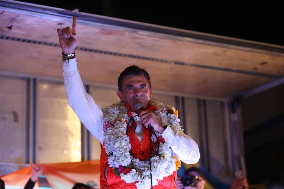 El senador centrista Rodrigo Paz Pereira pronuncia un discurso este domingo, en La Paz (Bolivia).