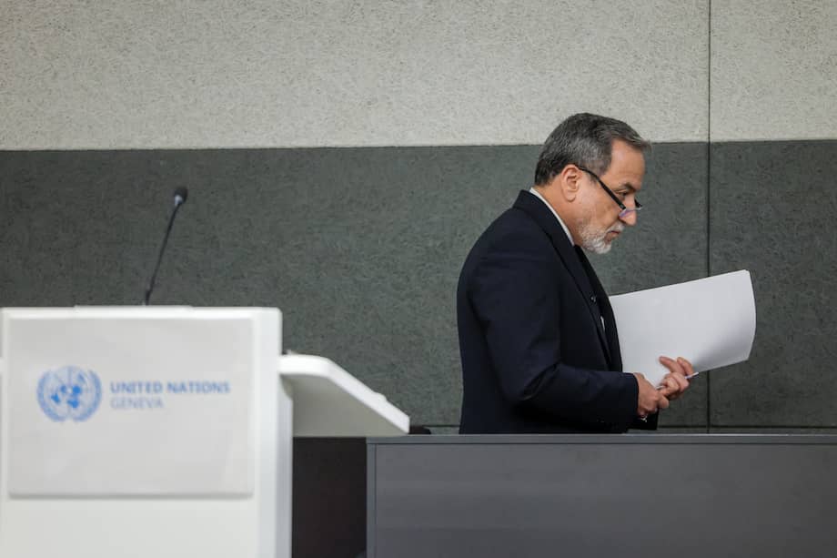 El canciller iraní Abbas Araghchi habla en la Conferencia de Desarme de la ONU en Ginebra durante las negociaciones nucleares con Estados Unidos.