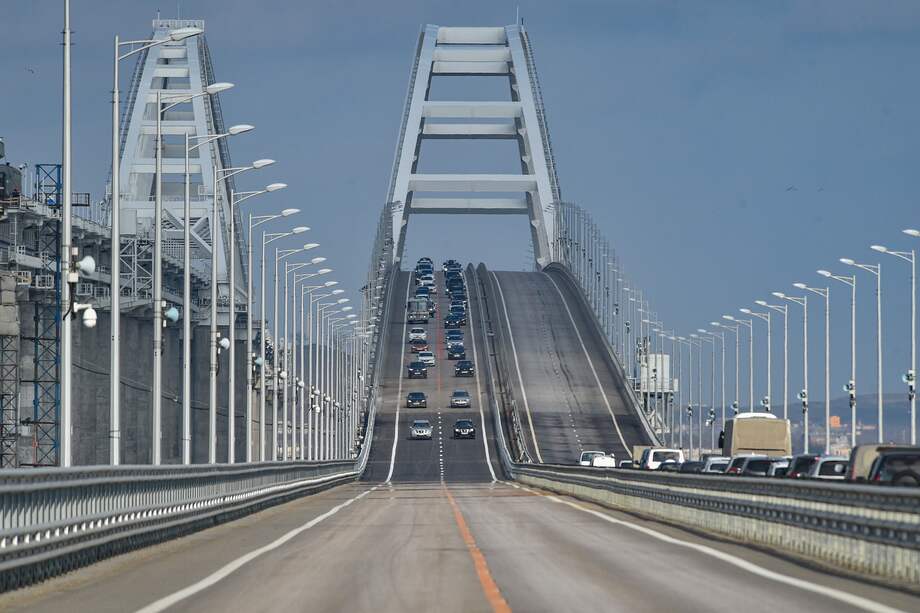El puente de Kerch ha sido un blanco de ataques ucranianos por su importancia estratégica, ya que conecta a Rusia con Crimea.