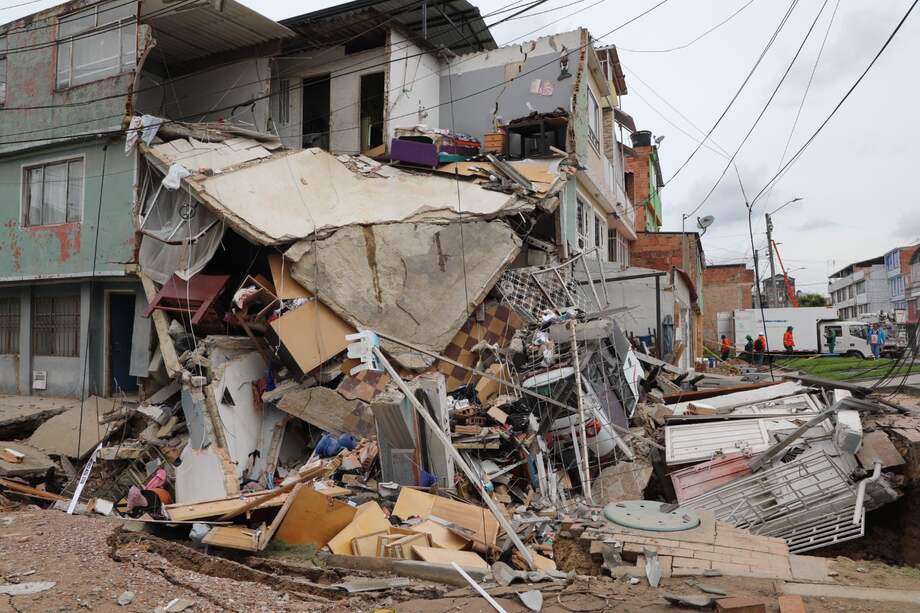 Las fuertes lluvias causaron emergencias en Bogotá, con inundaciones, árboles caídos y una vivienda colapsada.