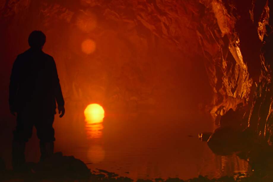 La película "Siberia", contrario a lo que se muestra en el cine clásico, representa un viaje al interior de uno mismo que no es en lo absoluto complaciente: atraviesa las geografías más inhóspitas, como una suerte de paisaje que el personaje absorbe, e implica un reencuentro con el trauma y con las formas que el horror adquiere en su estado más onírico.