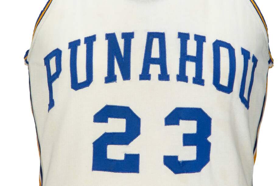 Camiseta de Barack Obama que usó en el equipo del colegio. / AFP