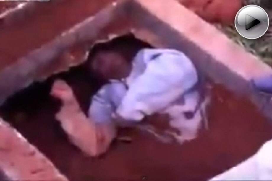 Rescatan a un hombre que había sido enterrado vivo