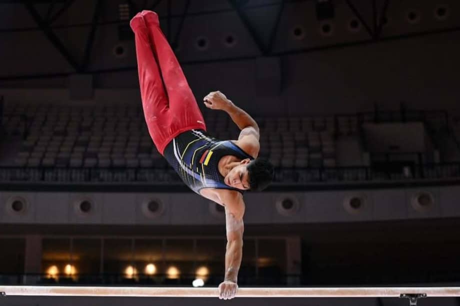 El cucuteño volvió a subirse al podio internacional al conseguir dos medallas de plata en las finales de barras paralelas y barra fija durante la Copa del Mundo de gimnasia disputada en Antalya, Turquía.
