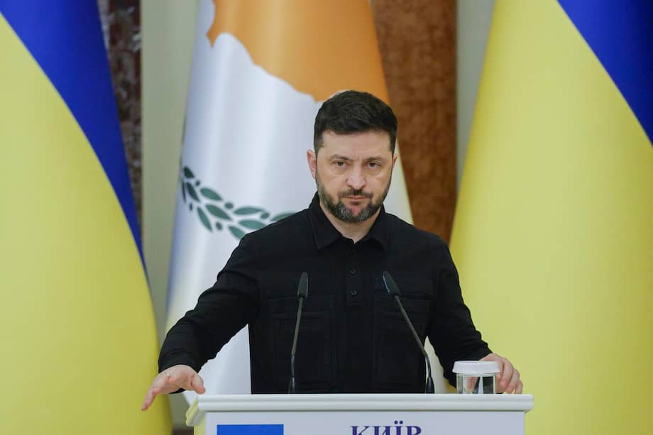 El presidente ucraniano, Volodymyr Zelensky, habla durante una conferencia de prensa conjunta con el presidente chipriota, Nikos Christodoulides (no en la foto), tras su reunión en Kiev, Ucrania, el 4 de diciembre de 2025.