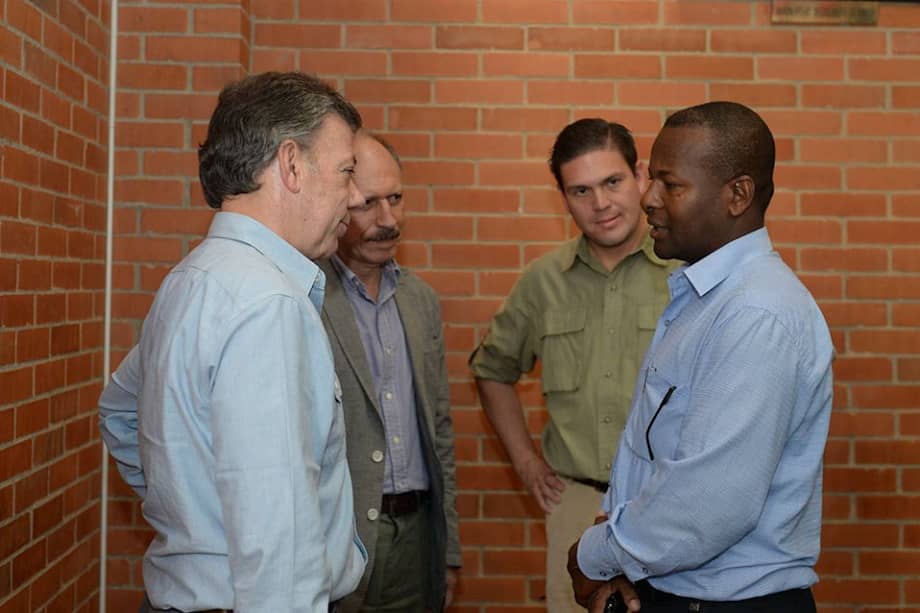 El Presidente Juan Manuel Santos reunido con el Ministro de Defensa, Juan Carlos Pinzón; el Gobernador del Cauca, Temístocles Ortega y el Alcalde del municipio de Buenos Aires, Elías Larrahondo. / Cortesía Presidencia de la República