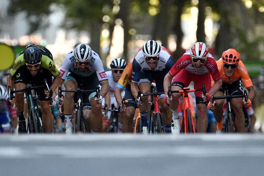 Una de la principales quejas de los grupos ecologistas es la gran cantidad de basura que es arrojada por los ciclistas y la caravana publicitaria.