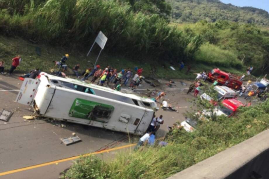El accidente se presentó en la vía que conduce a Buenaventura y Buga. / Tomada de BluRadio