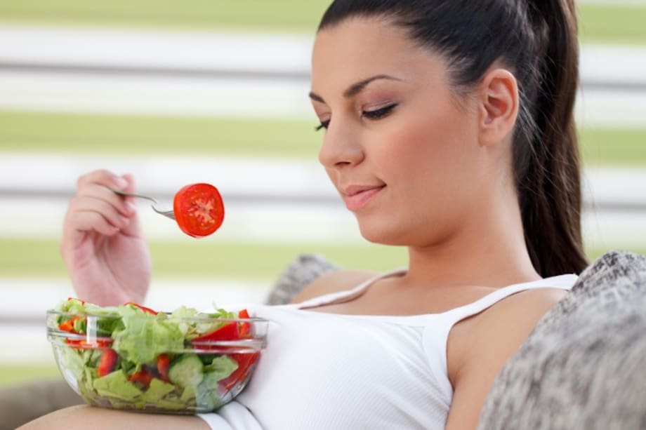 Mujer comiendo ensalada